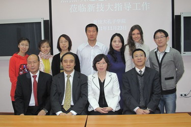 图片3：赵国成参赞同孔子学院教师合影.jpg