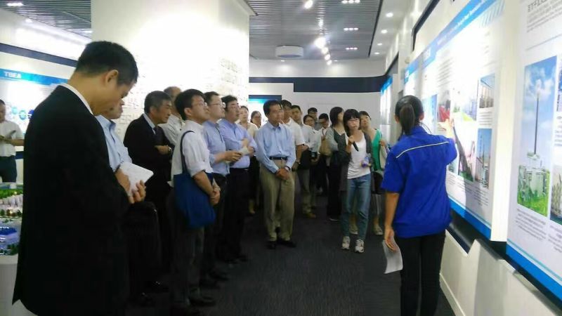 参观期间（手持话筒着白t恤为李经纬）.jpg