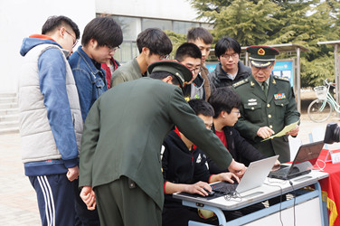 现场指导网上兵役登记1.JPG