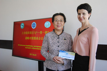 图片2：科学教育局局长谢伟丽娜Ю.В.女士邀请孙玉华教授参加上合高峰论坛_副本.jpg