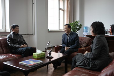2012[1][1].04.24 杨俊峰副院长会见大报主编002.jpg