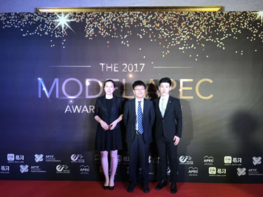 指导教师刘翔与英语学院参赛选手尹敬钧和傅祖秋_副本.jpg