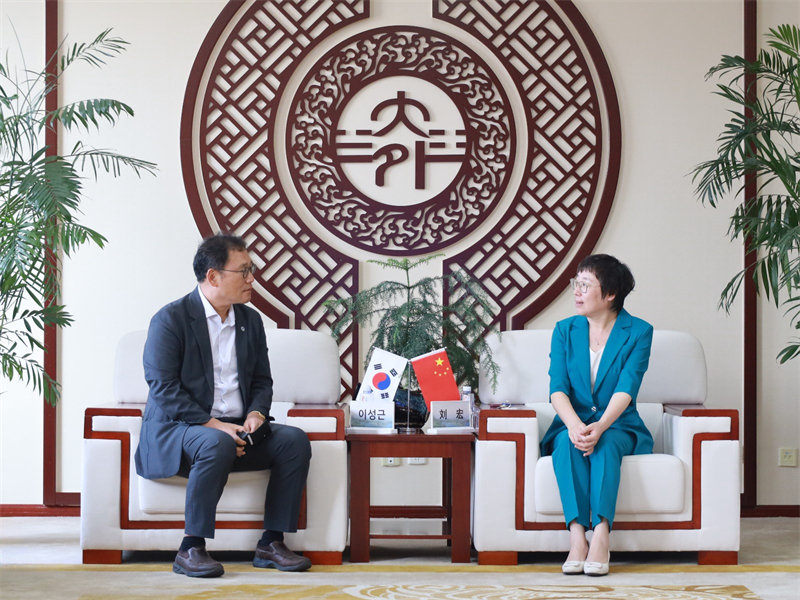 韩国诚信女子大学校长李成根一行访问我校