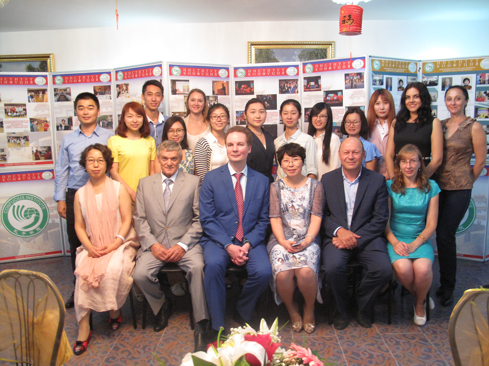 图片8：孔子学院全体员工在成就展前合影留念.png