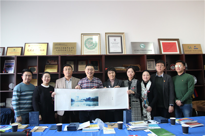 双方互赠礼品.jpg