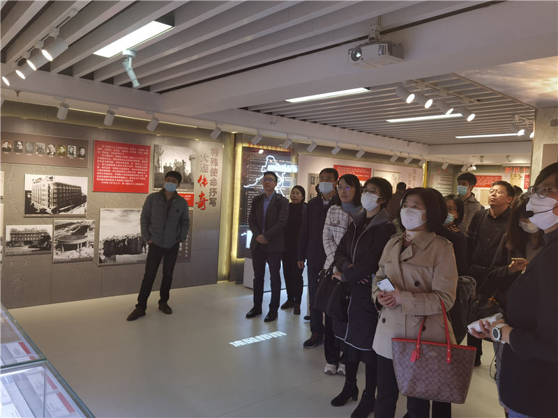 党外人士参观市政协文史馆展区.jpg