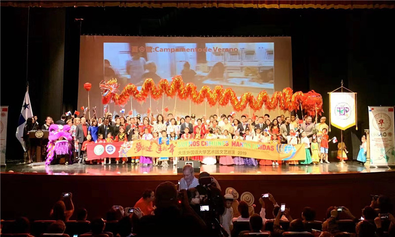 全体嘉宾和演员合影留念.jpg