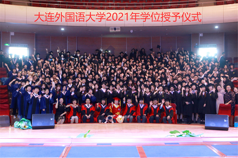 5学位授予仪式大合影（带字）.jpg