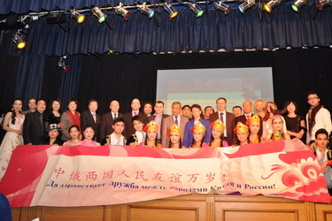图片12：演出团与嘉宾合影.jpg