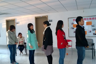 投入活动中的团员WP_20131026_010_.jpg