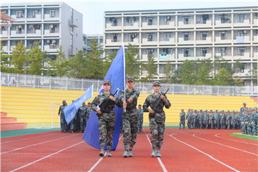 迎校旗.jpg