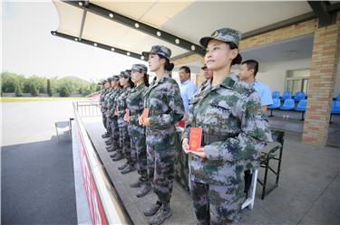 教官代表领证书.jpg