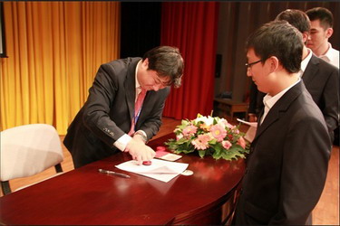 佟总监与学生签约.jpg