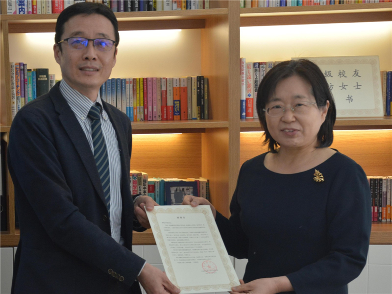 于飞院长代表学院接受赠书.jpg