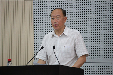 4大连外国语大学党委副书记李宝章主持开班典礼_副本.jpg